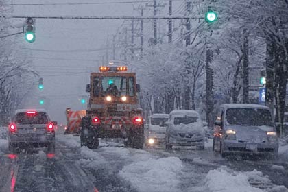  9日午後4時過ぎ、三条市役所前を走る除雪車