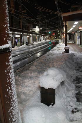 すっかり雪景色に変わった9日夜の一ノ木戸商店街