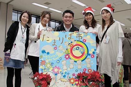 「たまりば市」の事務局ら、左から「Calir」 の小林さん、水科さん、チャンコの佐藤さん、「Cotta*」の須佐さん、真島さん