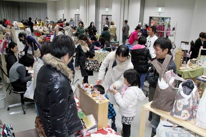 9日、三条商工会議所で開かれた「たまりば市」