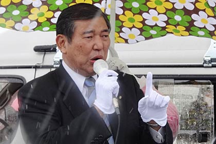 三条市・ホームセンタームサシ前で演説する自民党の石破幹事長