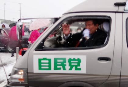 街宣車の車内からマイクを握る石破幹事長