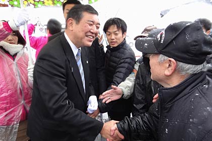 集まった人たちと気さくに握手する石破幹事長