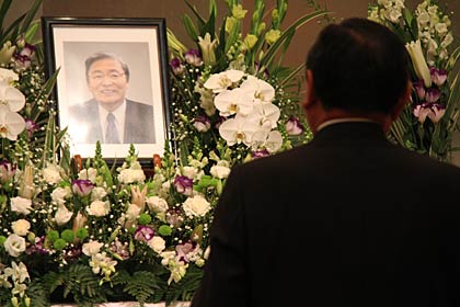 遺影に向かって思い出を語る日本金属洋食器工業組合前理事長の山崎悦次燕商工会議所会頭