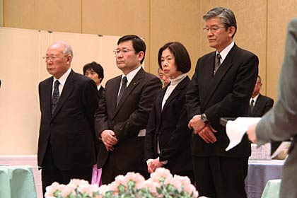 左から元理事長の青柳芳郎さん、名古屋祐三県産業労働観光部副部長、田中正勝さんの妻正江さん、正勝さんの弟でアサヒ社長に就いた正三さん