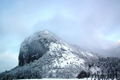 12日の青空を仰ぐ八木ヶ鼻