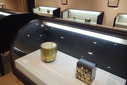 16日まで燕市産業史料館で開かれている市川正美彫金展