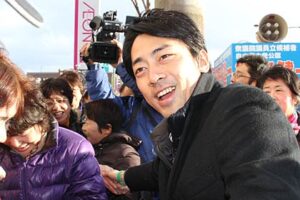 自民党青年局長の小泉進次郎氏がイオン県央店前で応援演説、自民党に若い世代の必要性、経済の立て直し、納得できる税金の使い方などを訴える