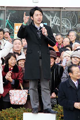 聴衆には女性ファンが目立った