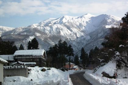 14日朝、久しぶりの晴れ間が広がった下田郷の粟ヶ岳
