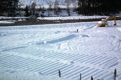 雪の下の畑のうねや田んぼのあぜがつくる造形