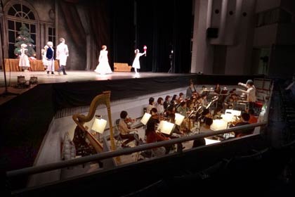 ステージの手前のオーケストラピットで演奏