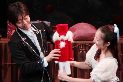16日に加茂文化会館で開かれるバレエ「くるみ割り人形」全二幕の公演を前に、15日に行われたリハーサルはまるで西洋絵画を見るよう