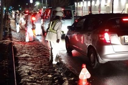 燕署が14日夜に歳末特別警戒、井土巻地内で検問