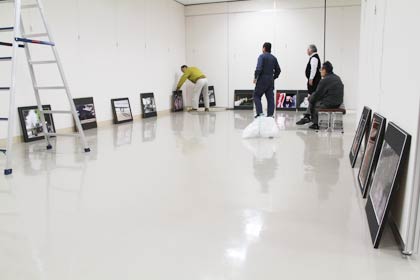 14日夜、会場で行われた展示作業