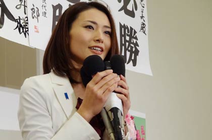当選確実が伝えられて目をうるませてあいさつする金子氏