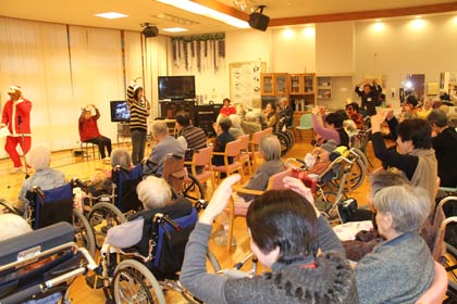  15日、三条市の傾聴ボランティア「はあと」と新潟市の歌手が慰問した「白ふじの里」