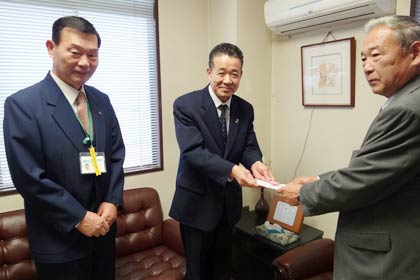  左から燕中央自動車学校の梨本校長、田辺社長、燕市交通安全協会の柴山会長
