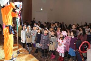 16日開かれた燕市ジュニア新体操クラブの初めてのクリスマスパーティー