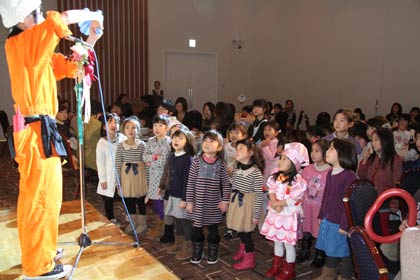 16日開かれた燕市ジュニア新体操クラブの初めてのクリスマスパーティー