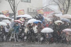 日本維新の会の代表代行の橋下徹氏が応援に訪れたイオン県央店前での新潟4区の栗原博久氏の街頭演説は季節外れの大寒波と大雪に見舞われた