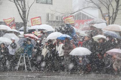 日本維新の会の代表代行の橋下徹氏が応援に訪れたイオン県央店前での新潟4区の栗原博久氏の街頭演説は季節外れの大寒波と大雪に見舞われた