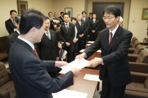 県立武道館の燕市への誘致で鈴木力燕市長が泉田知事に3万人余りの署名簿とともに要望書を提出