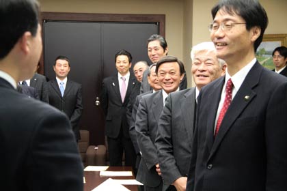  県立武道館の燕市への誘致で鈴木力燕市長が泉田知事に3万人余りの署名簿とともに要望書を提出