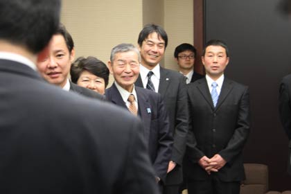  県立武道館の燕市への誘致で鈴木力燕市長が泉田知事に3万人余りの署名簿とともに要望書を提出