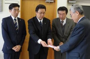左から三条ライオンズクラブの市民奉仕委員会の酒井副委員長、大野委員長、佐藤会長、三条市社会福祉協議会の小林事務局長
