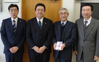  左から三条ライオンズクラブの市民奉仕委員会の酒井副委員長、大野委員長、佐藤会長、三条市社会福祉協議会の小林事務局長