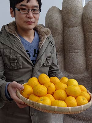 露天風呂「たなごころの湯」職員とユズ