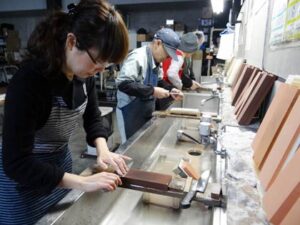 三条鍛冶道場の「包丁研ぎ体験教室」のようす