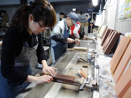 三条鍛冶道場の「包丁研ぎ体験教室」のようす