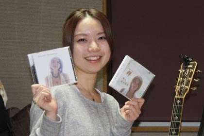 セカンドアルバム『輝』の日本語版と英語版の2種類のパッケージを手に本宮さん