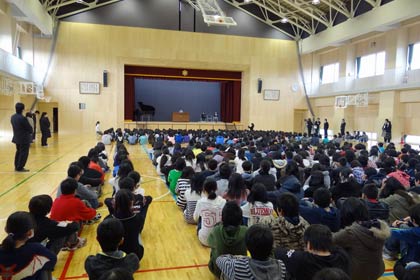 一ノ木戸小学校の体育館で行われた2学期の終業式