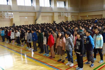 2学期最後の校歌を歌う児童