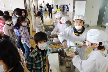 新校舎でおいしくなった給食もことしの食べ納め