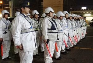 県下一斉歳末特別警戒で21日、三条署で行われた出発式