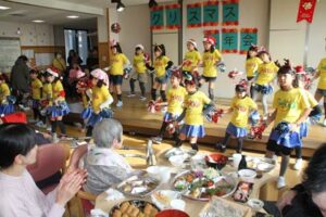 23日に特別養護老人ホーム「分水の里」で開かれたクリスマス忘年会、童楽夢のダンス