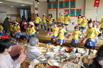 23日に特別養護老人ホーム「分水の里」で開かれたクリスマス忘年会、童楽夢のダンス