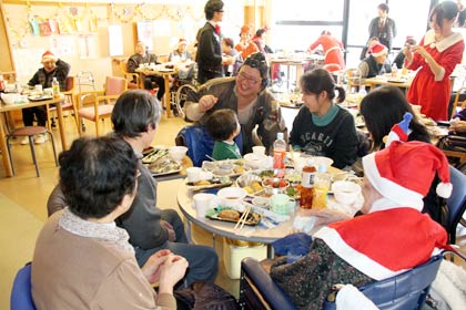 職員も食事の輪に入って利用者や家族と交流
