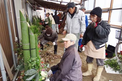 年末恒例の角松の製作を行った西本成寺有志会