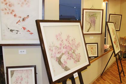 来年1月20日まで「日本画 絹絵 ～やすらぎ展～」を開いている燕市分水地区のギフト＆ギャラリーマツイ