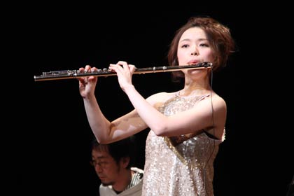 二部は衣装替えしてよりハードな演奏を披露