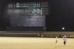 「聖夜 in 三條機械スタジアム」として申し込みのあった74件のメッセージをスコアボードに表示した三條機械スタジアム