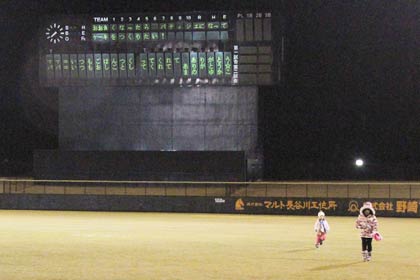 「聖夜 in 三條機械スタジアム」として申し込みのあった74件のメッセージをスコアボードに表示した三條機械スタジアム