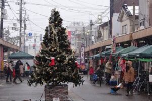クリスマスイブに三条中央商店街約100メートルを歩行者天国にして初めての「サンタマルシェ＠三条中央商店街」、寒天の下でサンタとじゃんけんやフードコート
