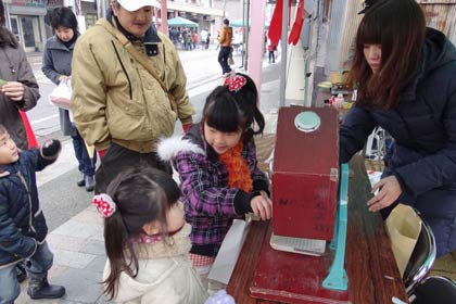 クリスマスイブに開かれた「サンタマルシェ＠三条中央商店街」、歩行者天国にした三条中央商店街に設置されたシンボルのクリスマスツリー