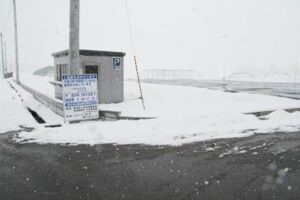 下田地区森町地内のハクチョウ飛来地に三条市が開設した「森町白鳥の郷公苑駐車場」